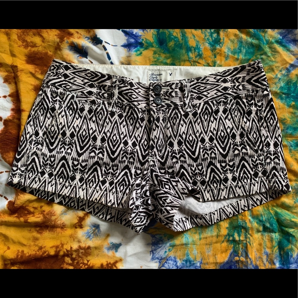 AMERICAN EAGLE black & white tribal print chino shorts
